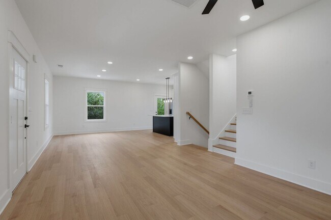 Building Photo - Spacious 5-Bedroom with Fenced Yard & Modern Amenities