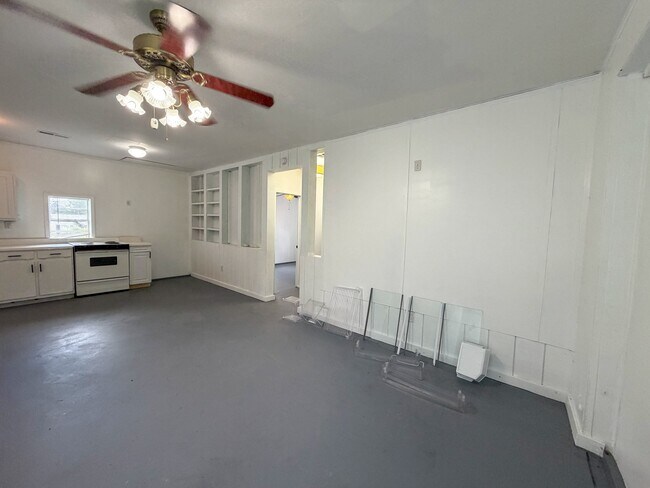 Building Photo - 3520 Oakridge Ave