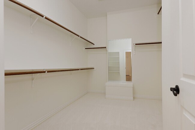 Building Photo - 122 E Lansdowne Cir