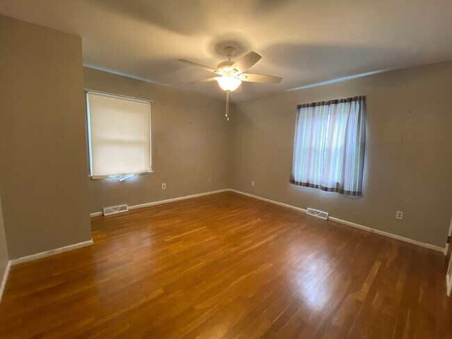 Building Photo - 6-Bedroom Single Family Home