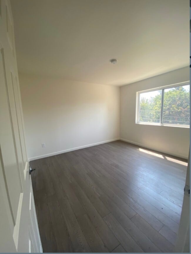 Building Photo - 13022 Riverside Dr
