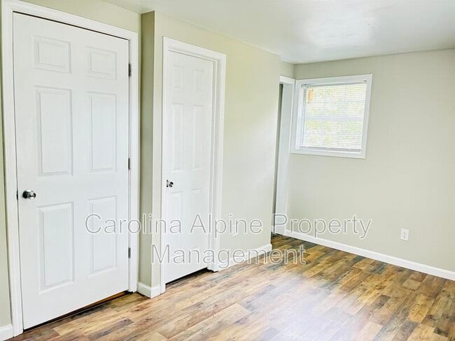 Building Photo - 611 S Mountain St