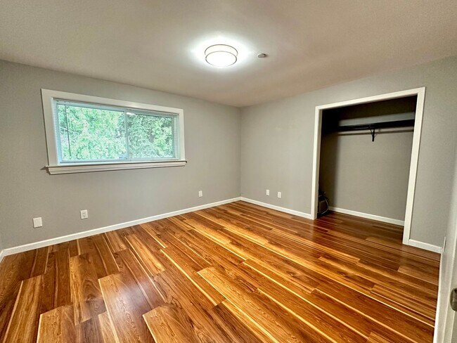 Building Photo - Rare Kent Gem, 3 BR | 3 BA | 2 DEN | 0.41 ...