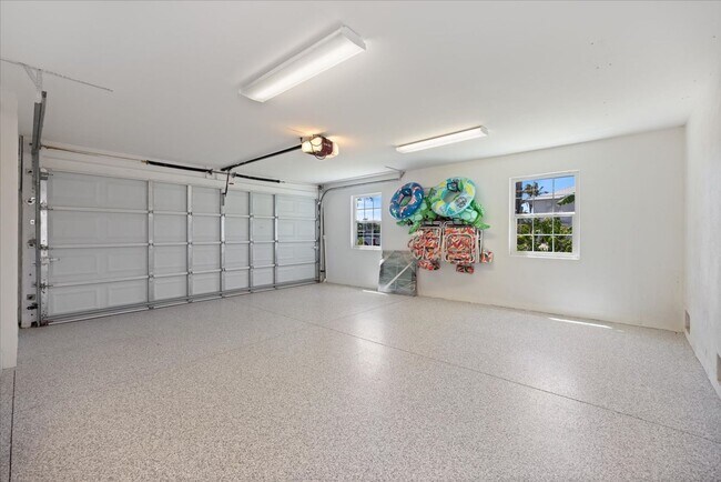 Building Photo - Furnished, Yearly 4bd Home on Siesta Key