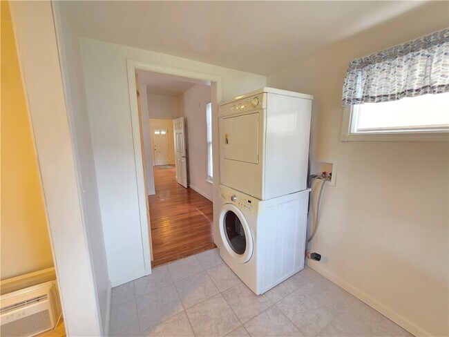 Building Photo - 311 Woodview Ave