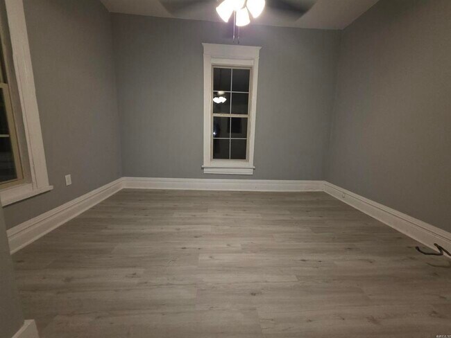 Building Photo - 1300 W 10th St