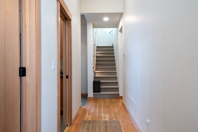 Building Photo - 3402 Alta Vista Dr