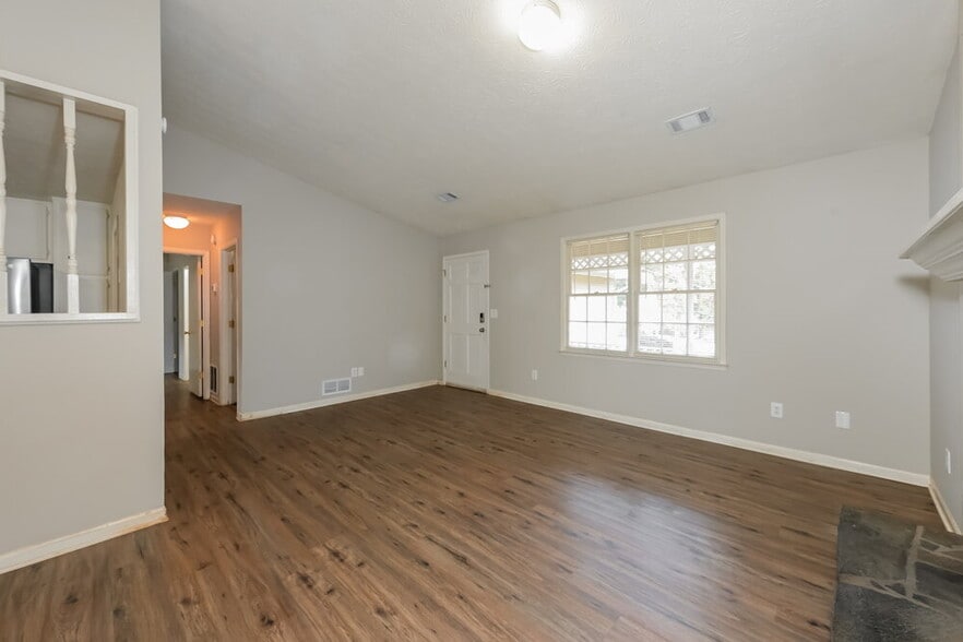 Building Photo - 411 Cindy Dr SE