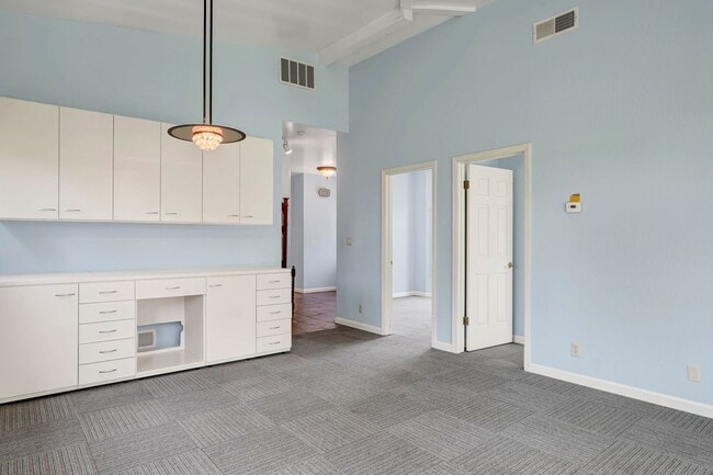 Building Photo - Spacious 4 bed, 2.5 Bath Home with Bonus Room and Pool in Palo Alto!
