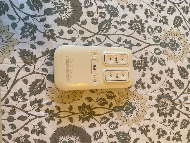 Building Photo - ANNUAL Lease – Turnkey 2+2 Patio Villa in the Desirable Village of Bonnybrook