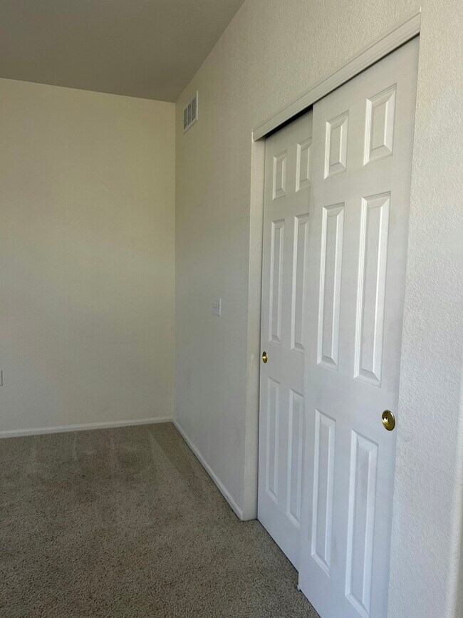 Building Photo - 12929 Grant Cir E