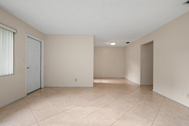 Building Photo - 1106 NE 16th Ct