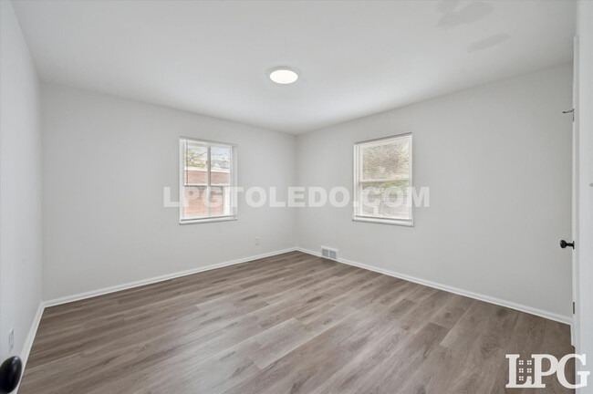 Building Photo - 2834 Sherbrooke Rd