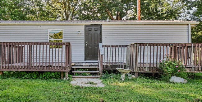 Building Photo - Cozy 3-bed 2-bath in a quiet spot.