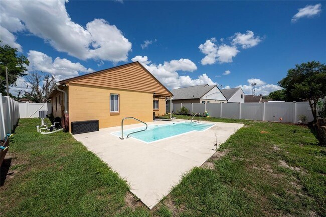 Building Photo - 4855 Kingston Cir