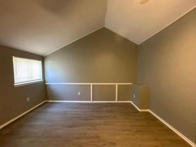 Building Photo - Newly Refreshed 3 bedroom 2 bath duplex