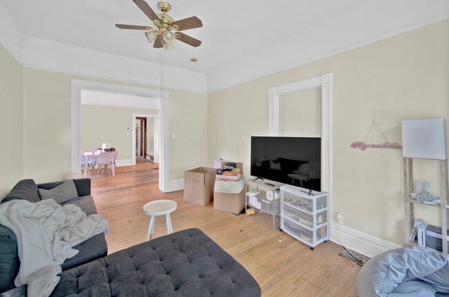 Building Photo - 2142 Maple Ave