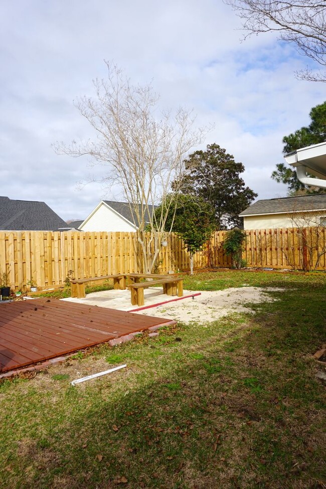 Building Photo - 3/2 with a Sunroom in Gulf Breeze, FL!!