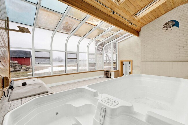 Building Photo - 3BD | 3BTH - HOT TUB - WATER FRONT - NEWLY RENOVATED - ON SYLVAN LAKE