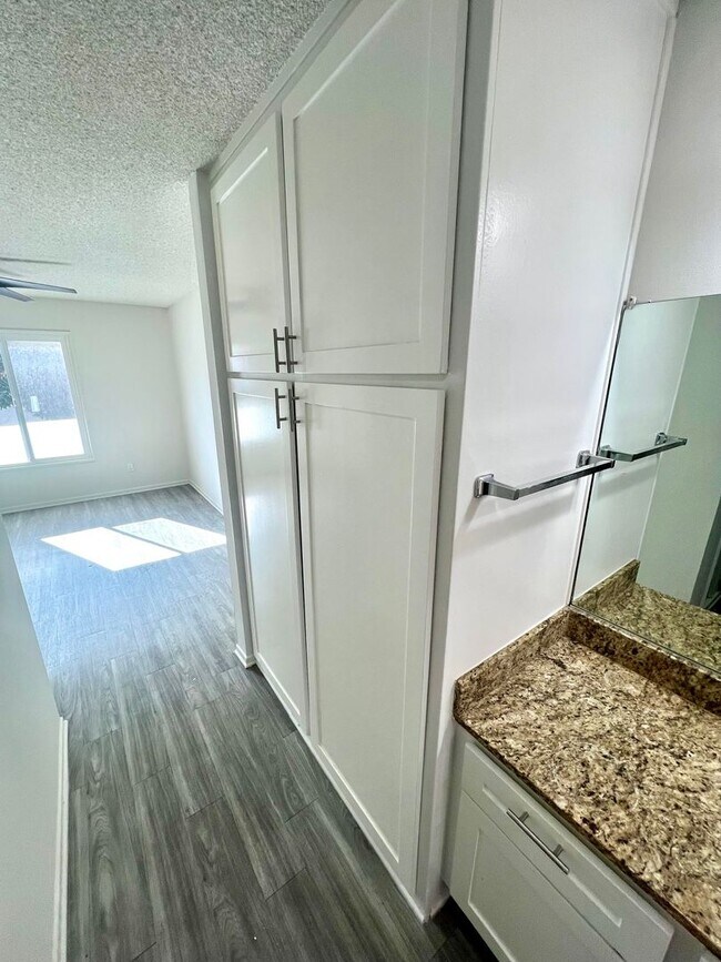 Building Photo - One Bedroom with Pool View - One Month Free!