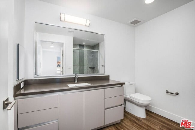 Building Photo - 453 S Kenmore Ave