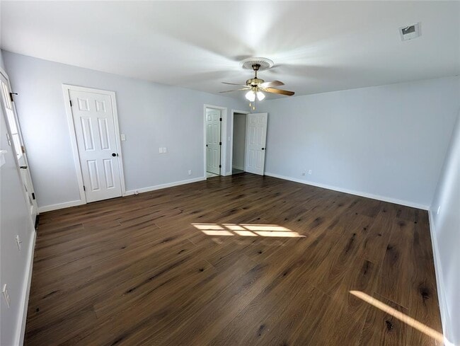 Building Photo - 3500 Bella Vista Dr