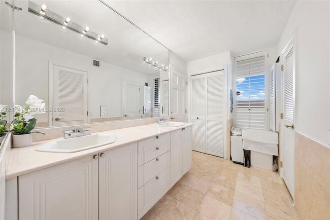 Building Photo - 2575 S Bayshore Dr
