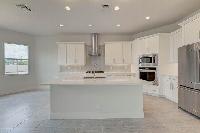 Building Photo - 9346 Crestview Cir