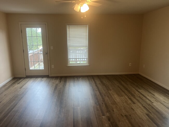 Building Photo - Spacious End-Unit Townhouse with 3 Beds, 3...