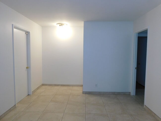 Building Photo - Beautiful single story 3 bedroom, 2 bathro...