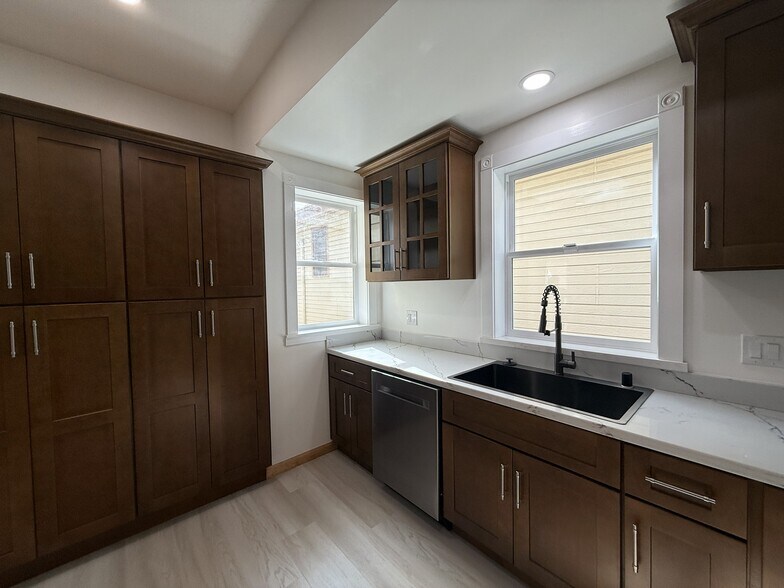 Building Photo - 1921 Harmon St