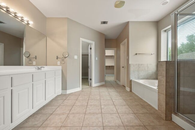 Building Photo - Spacious 2 Story 5 Bedroom , 4 full bathrooms located in Stone Oak!