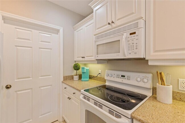 Building Photo - 5650 Simonton St