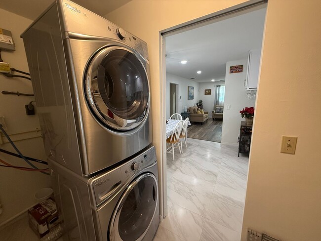 Building Photo - Updated 2 Bedroom 2 Bathroom House Available Mid-January