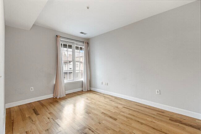 Building Photo - 402 9th St