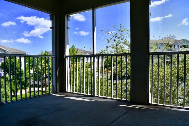 Building Photo - Gardens of Bridgehampton - 3 Bed - 3 Bath - Hardwood Laminate Floors