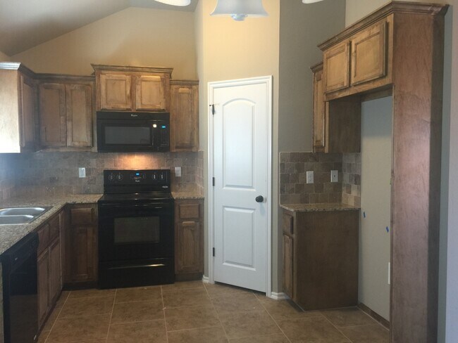 Building Photo - 3 bedroom 2 bath home Mustang Schools