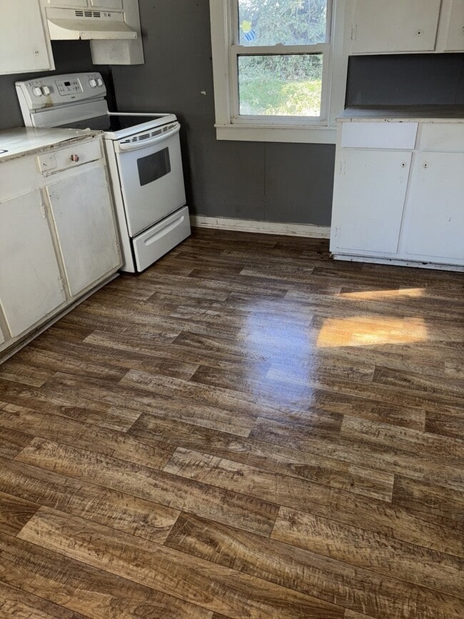 Building Photo - 3 Bedroom 1 Bathroom