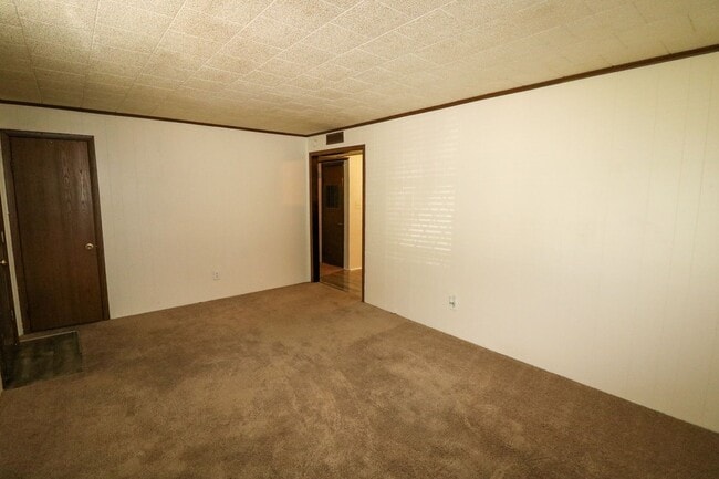 Building Photo - Cute Home Close to Town