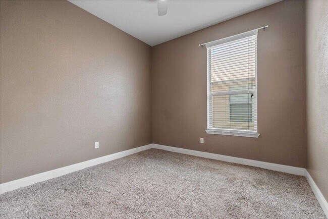 Building Photo - 642 Irvin Dr