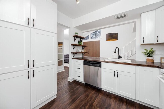 Building Photo - 2095 Sunset Point Rd