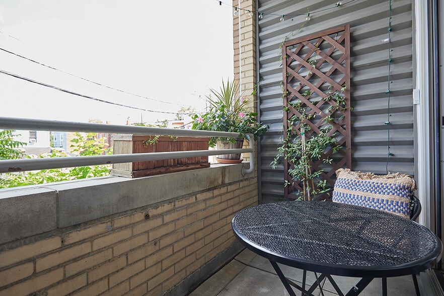 Private Balcony - 701 Lamont St NW