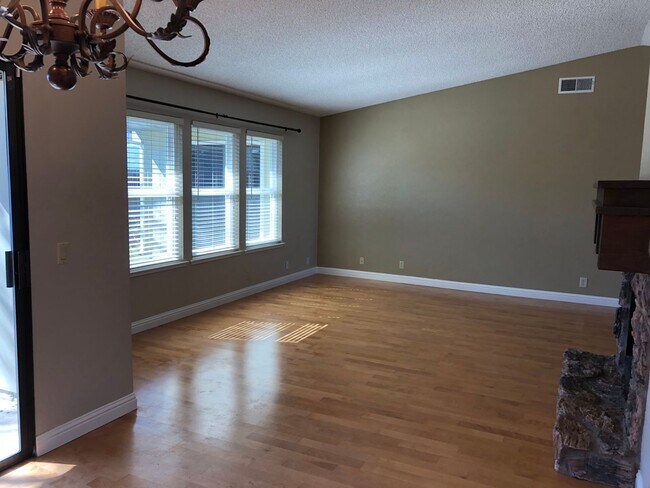 Building Photo - 1409 Elm St