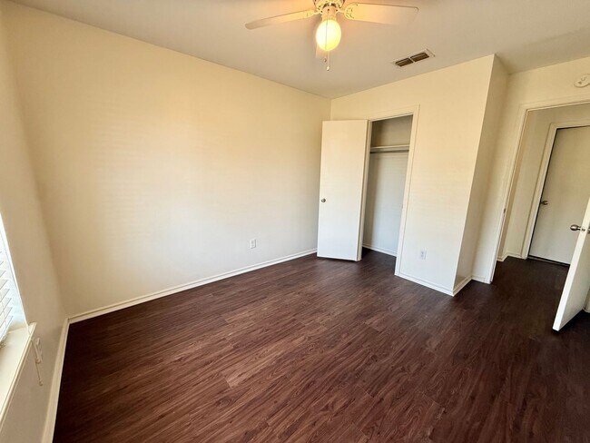 Building Photo - 15210 Oaks W Dr