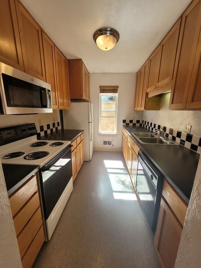 Building Photo - Spacious 1bd, semi-detached apartment for rent in the desirable Jefferson West Side neighborhood....