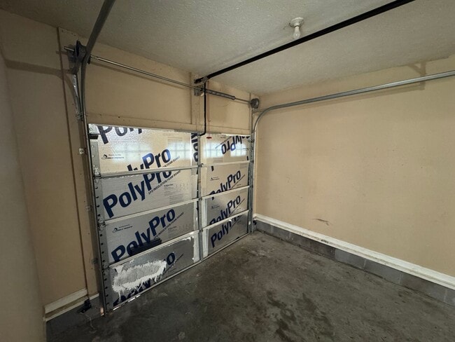 Building Photo - Spacious 3 bedroom, two bathroom home close to GM, Magna and Industrial Park