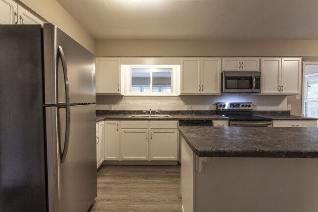 Building Photo - Gorgeous 3 Bedroom Home located near the new HYVEE!