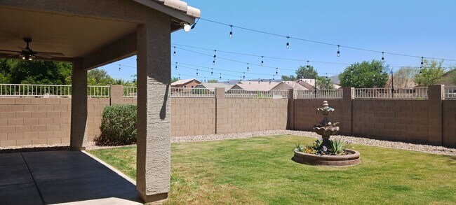 Building Photo - Spacious Two Story 4 Bed/3 Bath with Large...