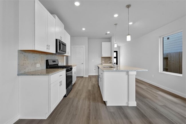 Building Photo - 18626 Etta Pnes Cir