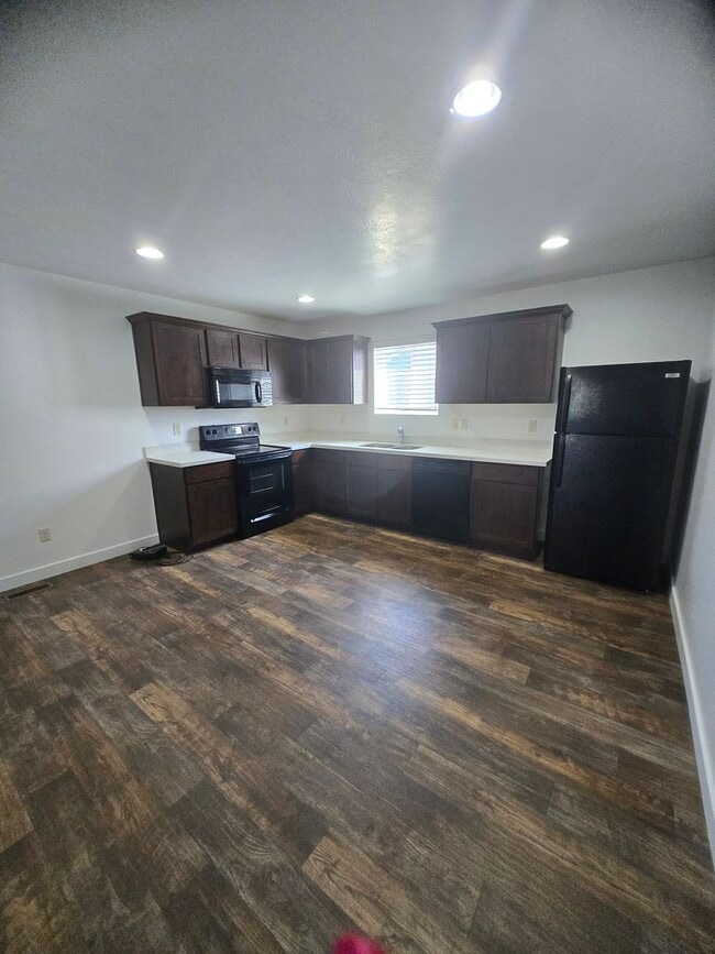 Building Photo - 3 Bed 2 Bath Townhouse for Rent!